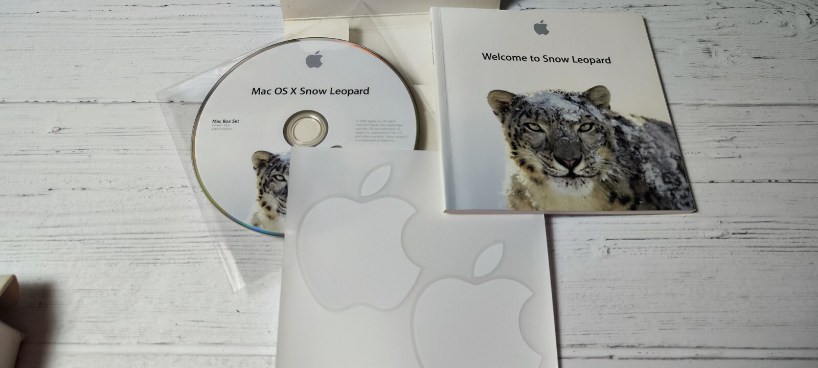 Apple Mac Set Includes Mac OS X Snow Leopard iLife 09 iWork 09 MC209Z/A w/ OS X