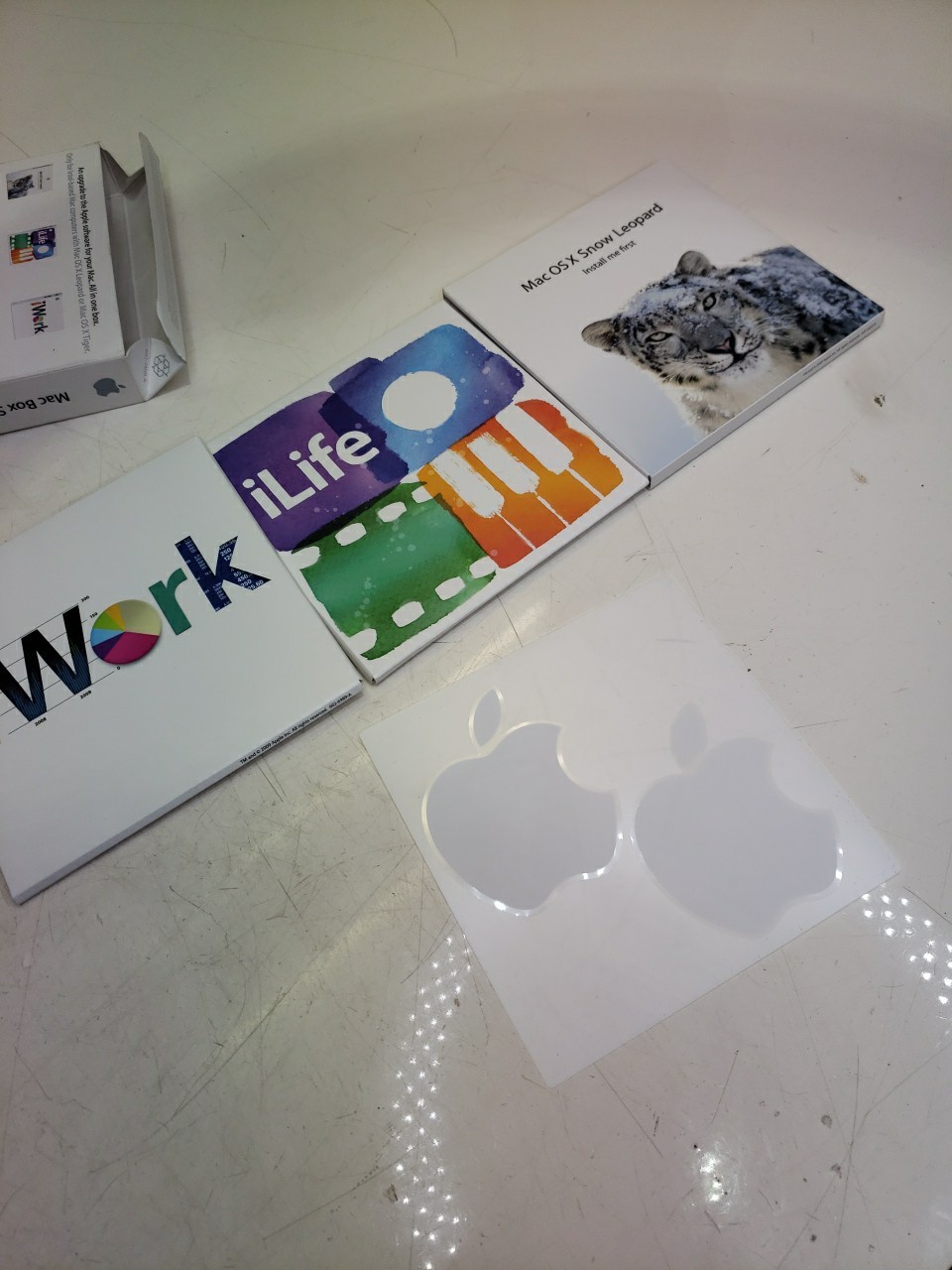 Apple Mac Box Set Includes Mac OS X Snow Leopard iLife 11 iWork 09 MC680Z/A