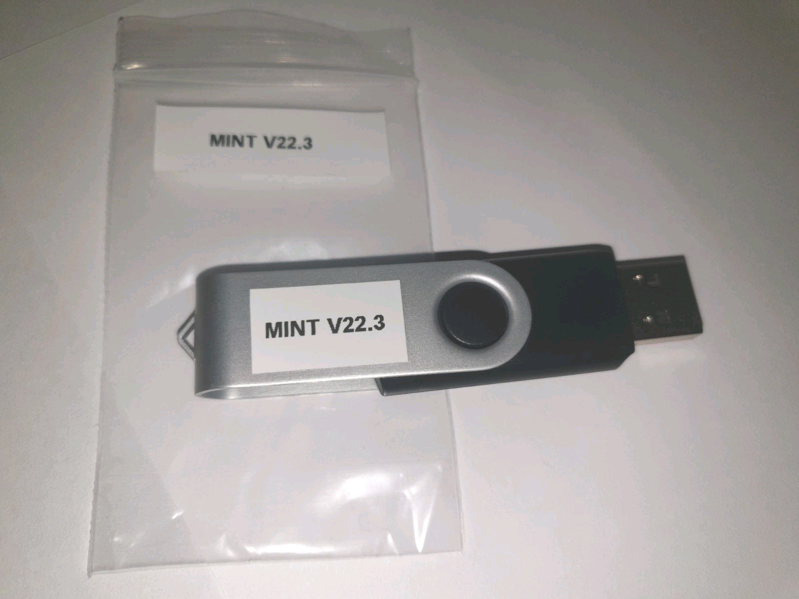 Linux Mint Cinnamon V22.3, 64-bit, Bootable Live and Install USB Flash Drive