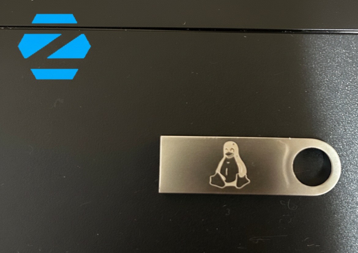 Zorin OS 17.3 Bootable USB Flash Drive with Tux Logo (2025)