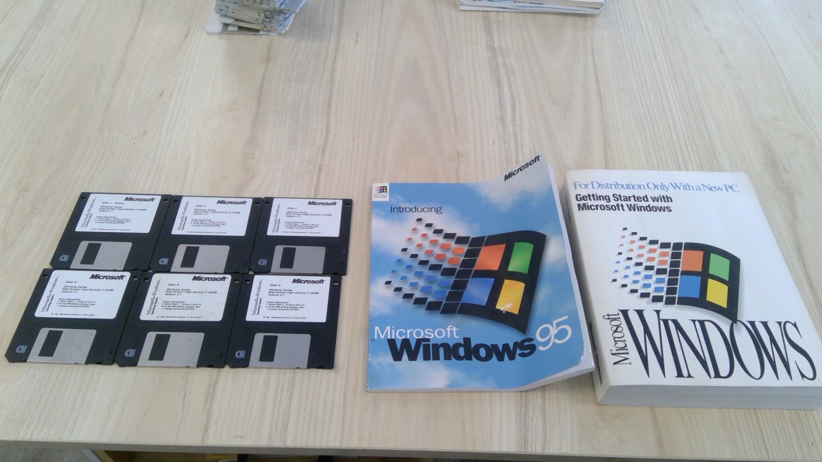 2 Microsoft Windows Books with 6 Installation Floppies