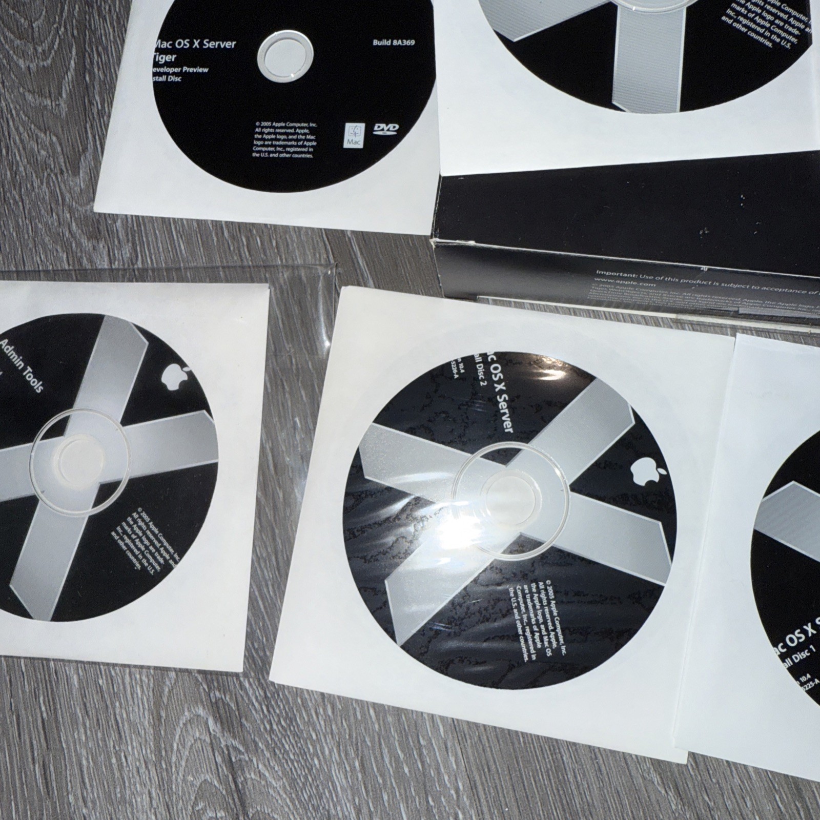 Apple Mac OS X Server 10.4 Tiger 10-Client w/2 LICENSES (M9769Z/A)