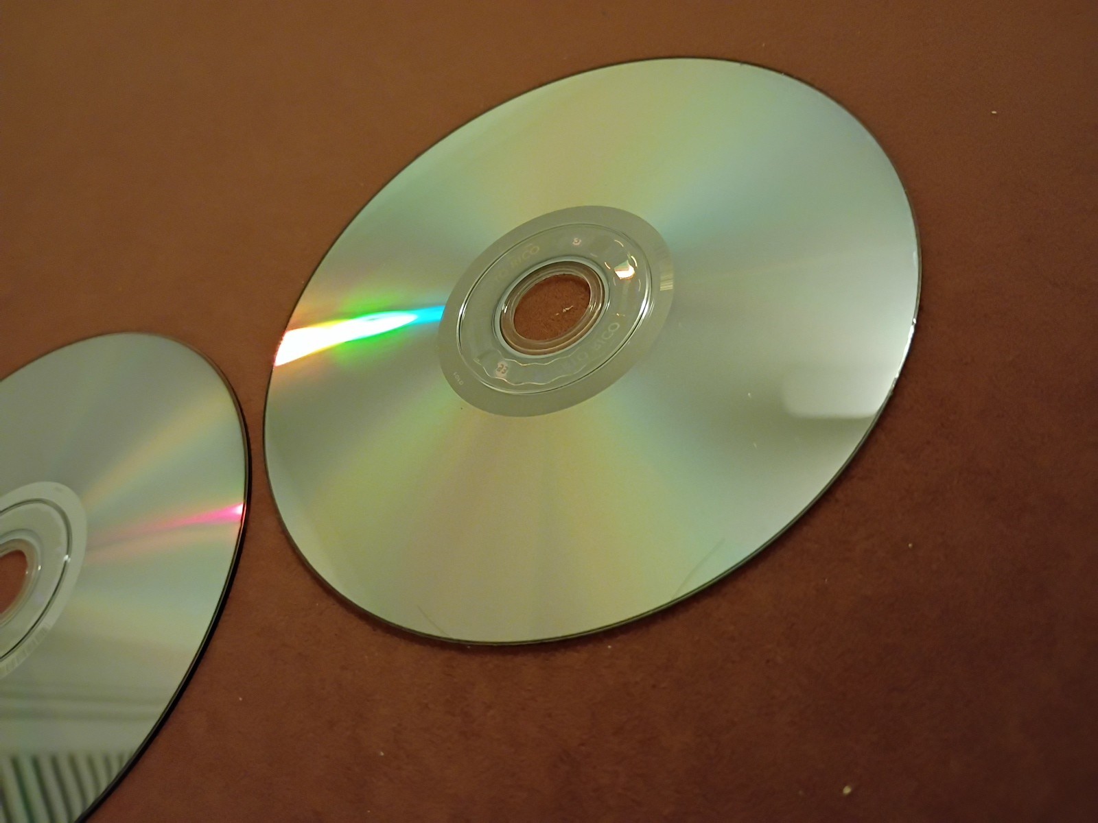 Microsoft Windows 7 Ultimate 32 & 64 Bit DVDs Genuine MS WIN Full Retail Box Key