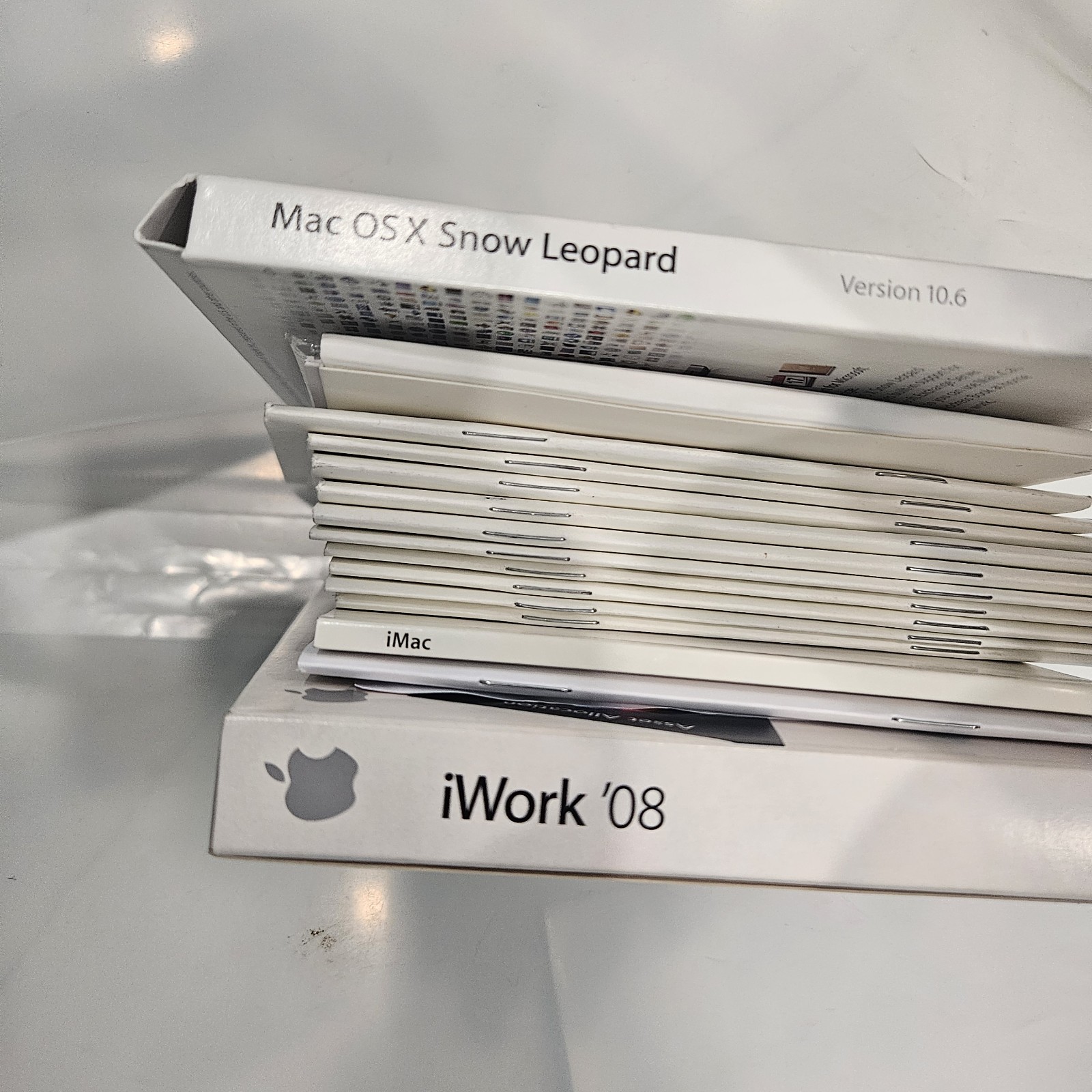 Mac OS x Snow Leopard 10.6.3 iWork 08 Complete with Manuals CD and Key