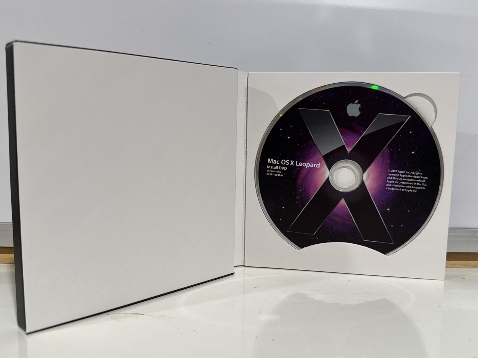 Apple Mac OS X Leopard Version 10.5.1 Install DVD Disk with manual and stickers