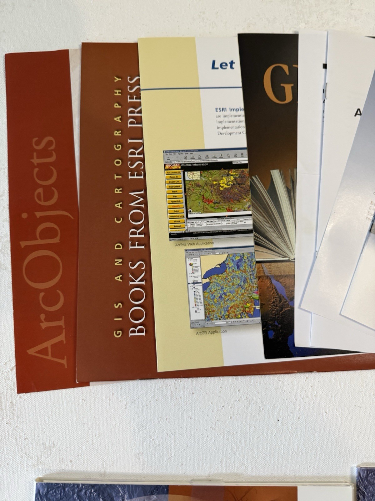 ARC GIS by ESRI instruction manuals and media kits 2003. 8.0 8.3