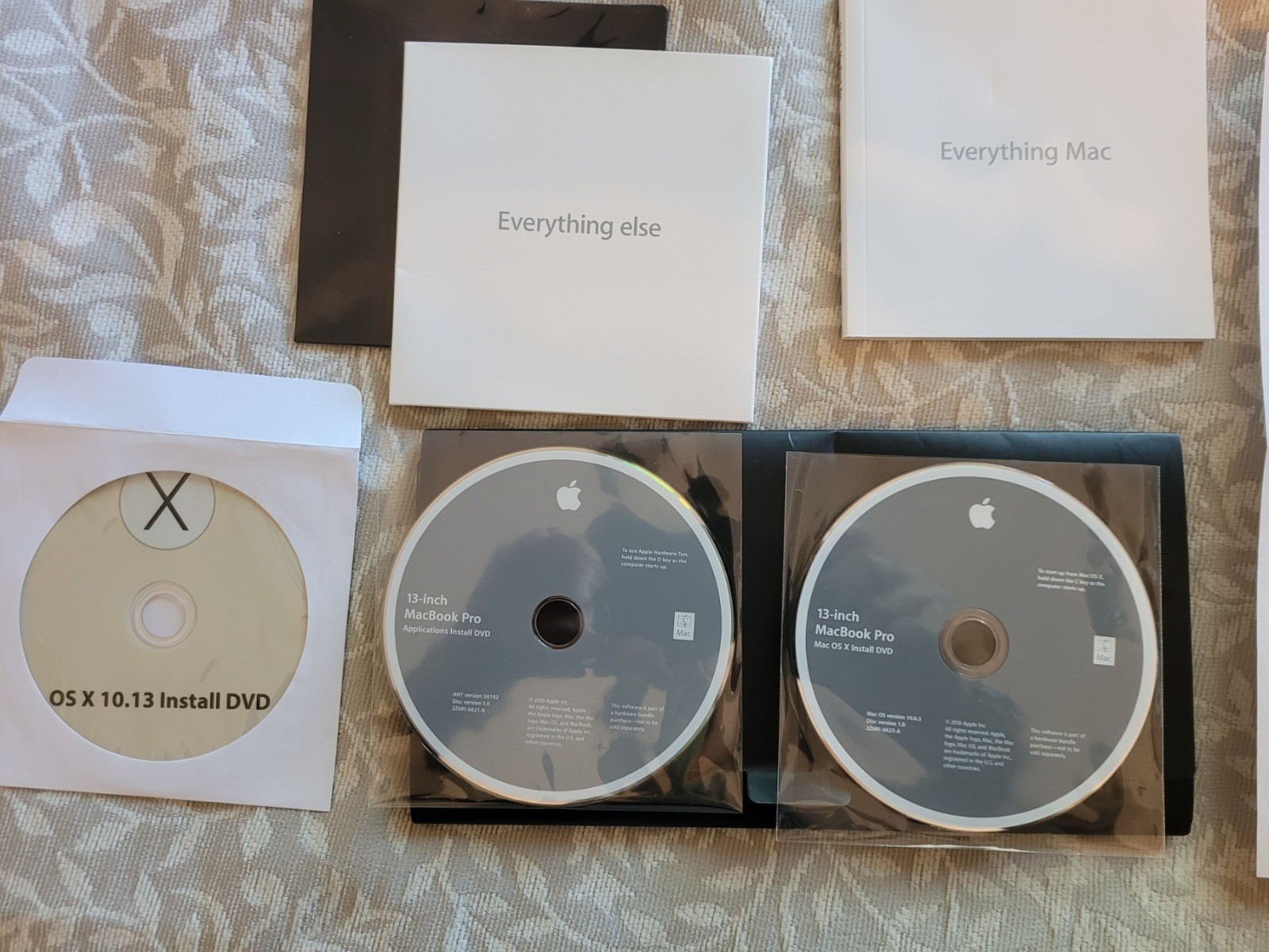 Apple Mac OS X 10 OEM Disk set with Everything book & apple decals +Install DVD