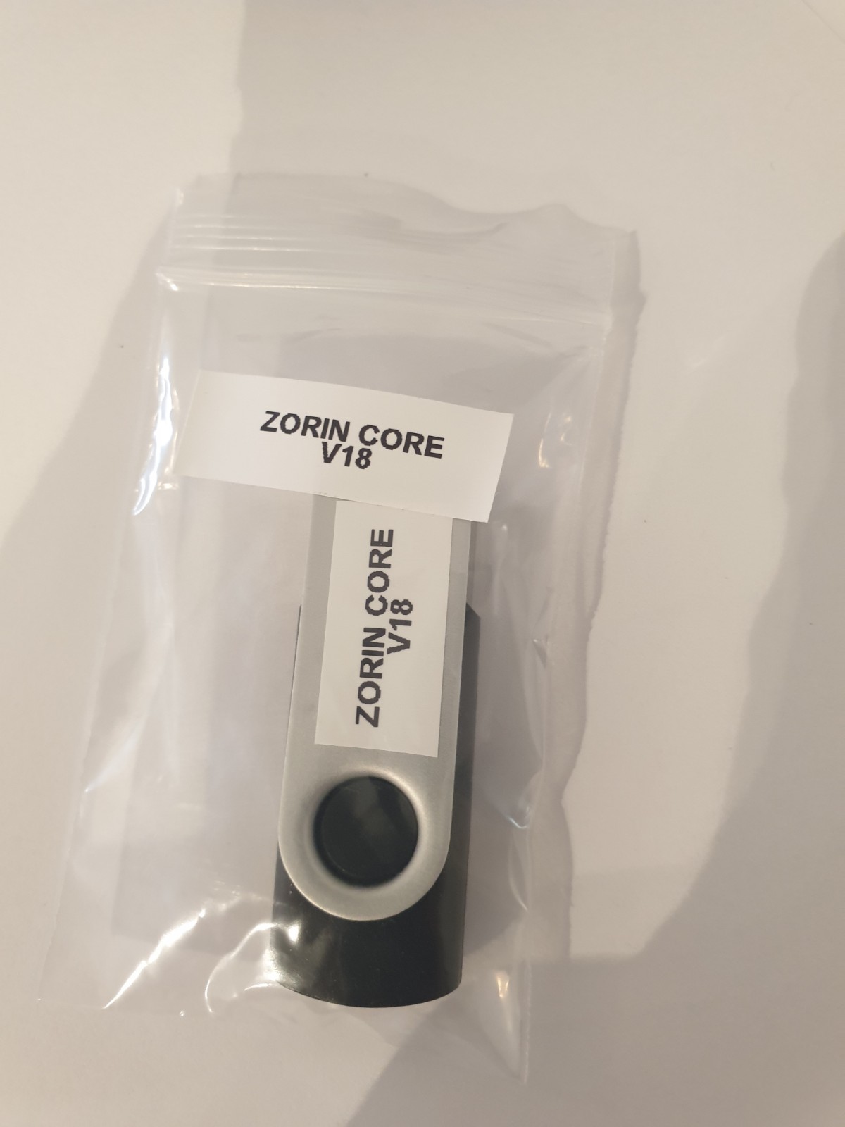 Linux Zorin OS 18 Core, 64-bit, Bootable Live and Install USB Flash Drive