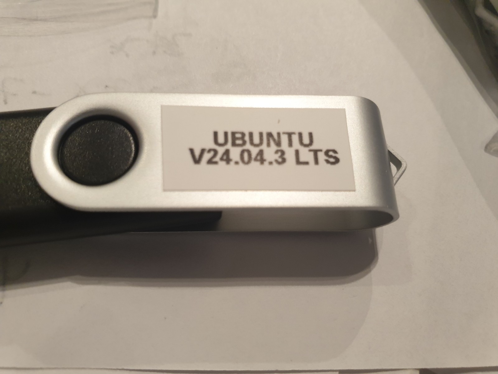 Linux Ubuntu 24.04.3 LTS, 64-bit, Bootable Live and Install USB Flash Drive