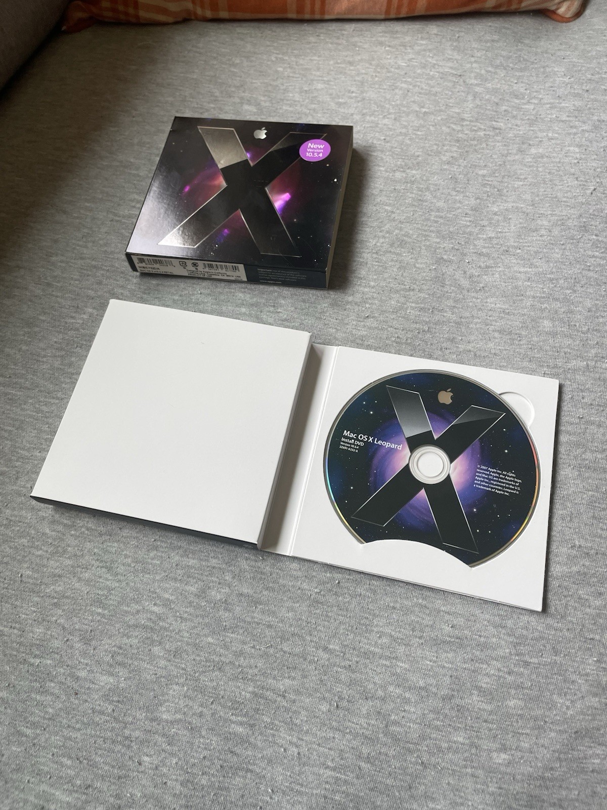 Mac OS x Leopard 10.5.4 Retail Pack Disc Version with Manual