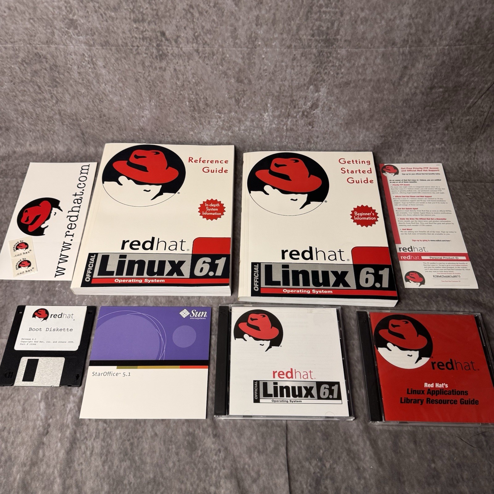 1999 Red Hat Linux 6.1 Boxed Set Complete w/ CDs & Manuals