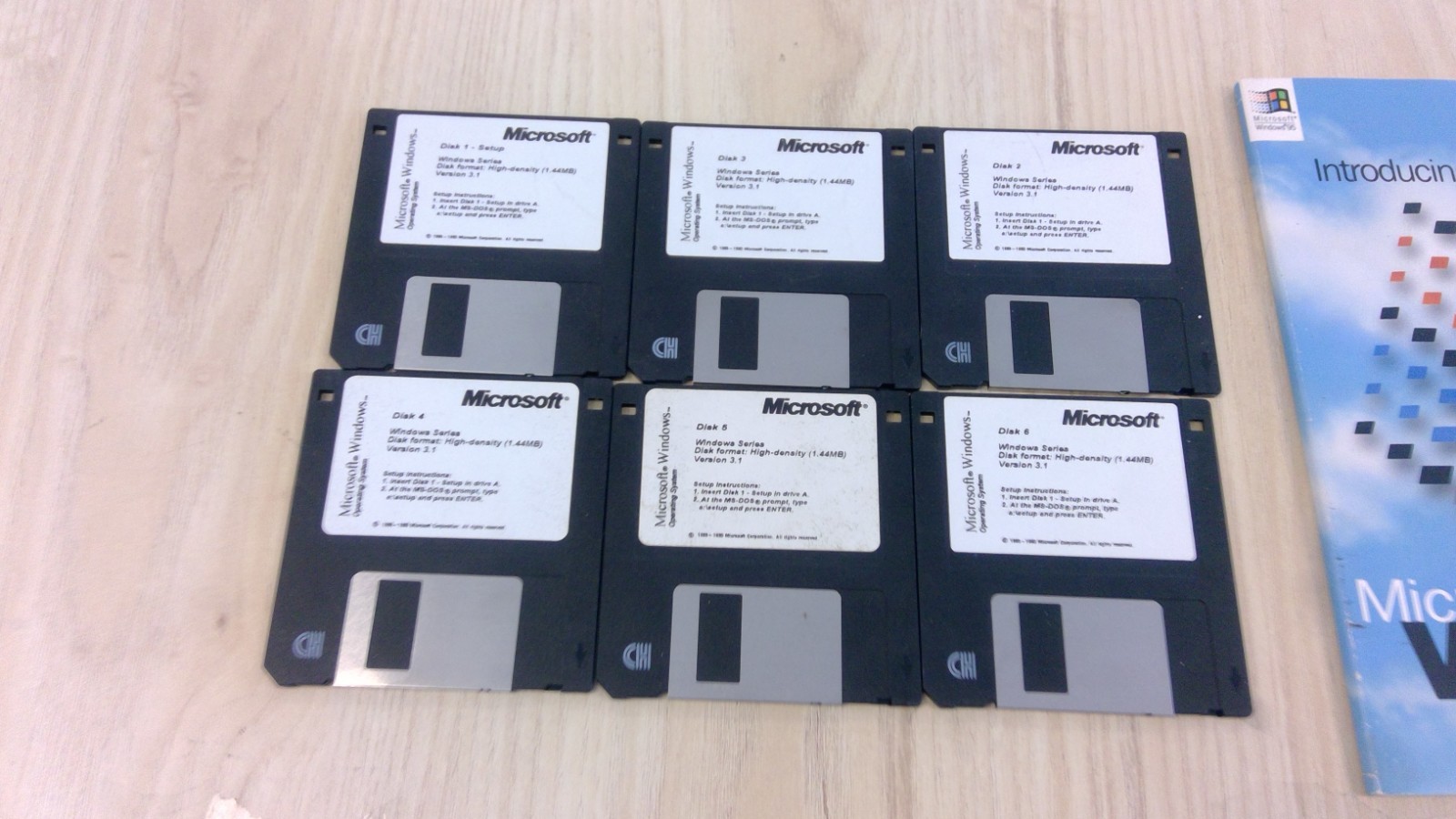 2 Microsoft Windows Books with 6 Installation Floppies