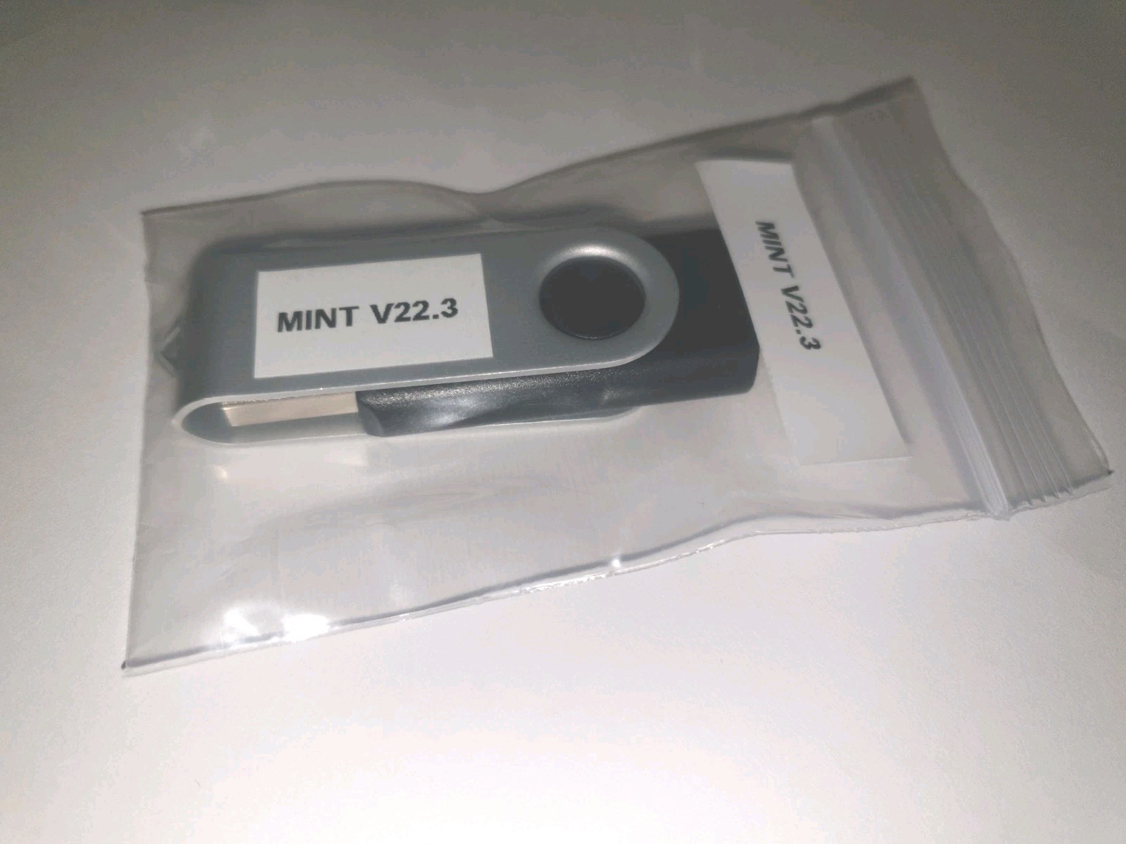 Linux Mint Cinnamon V22.3, 64-bit, Bootable Live and Install USB Flash Drive