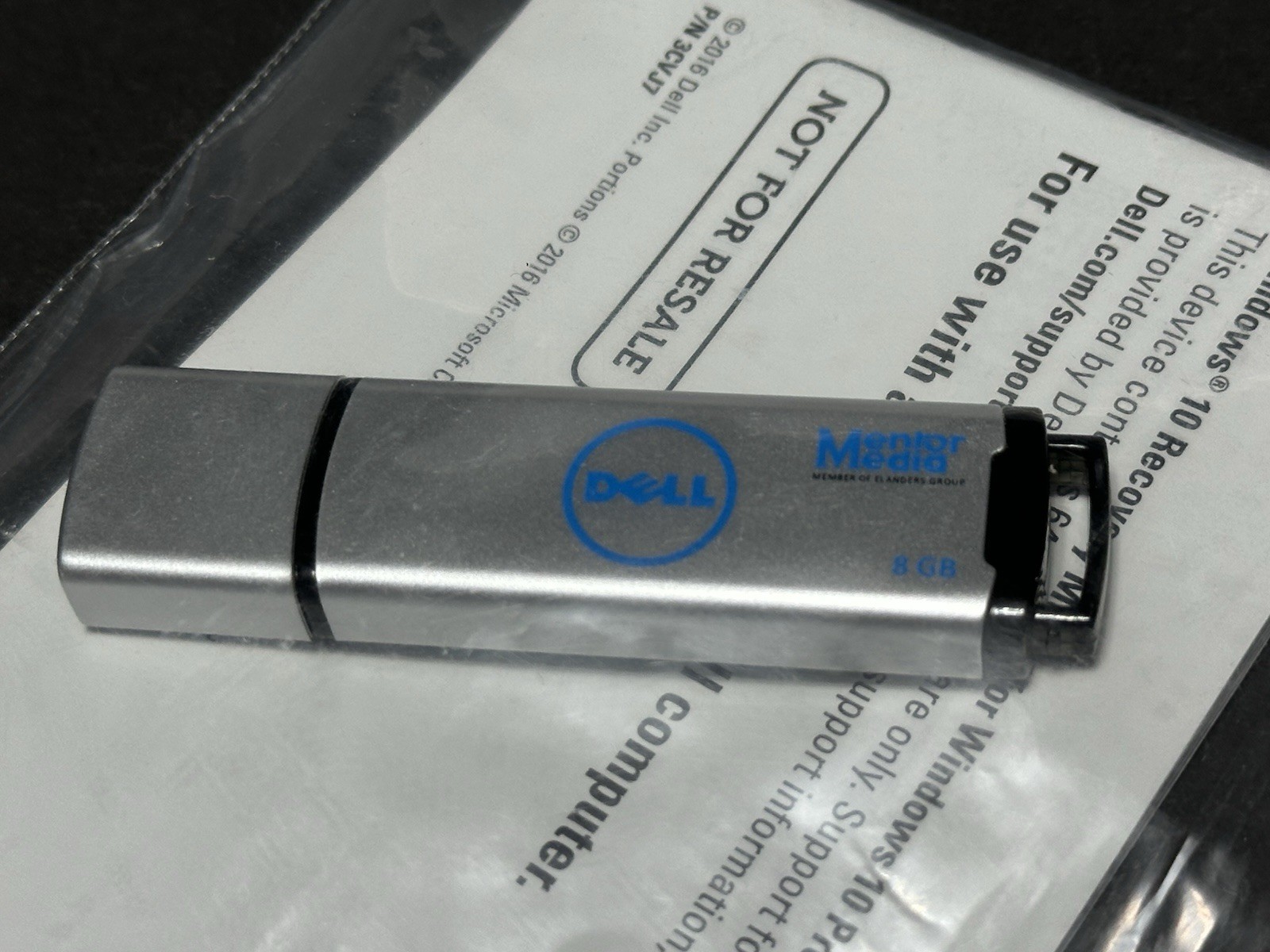 Dell Mentor Media Windows 10 Recovery Media USB Part VJ3VF_A00 – Silver 8GB