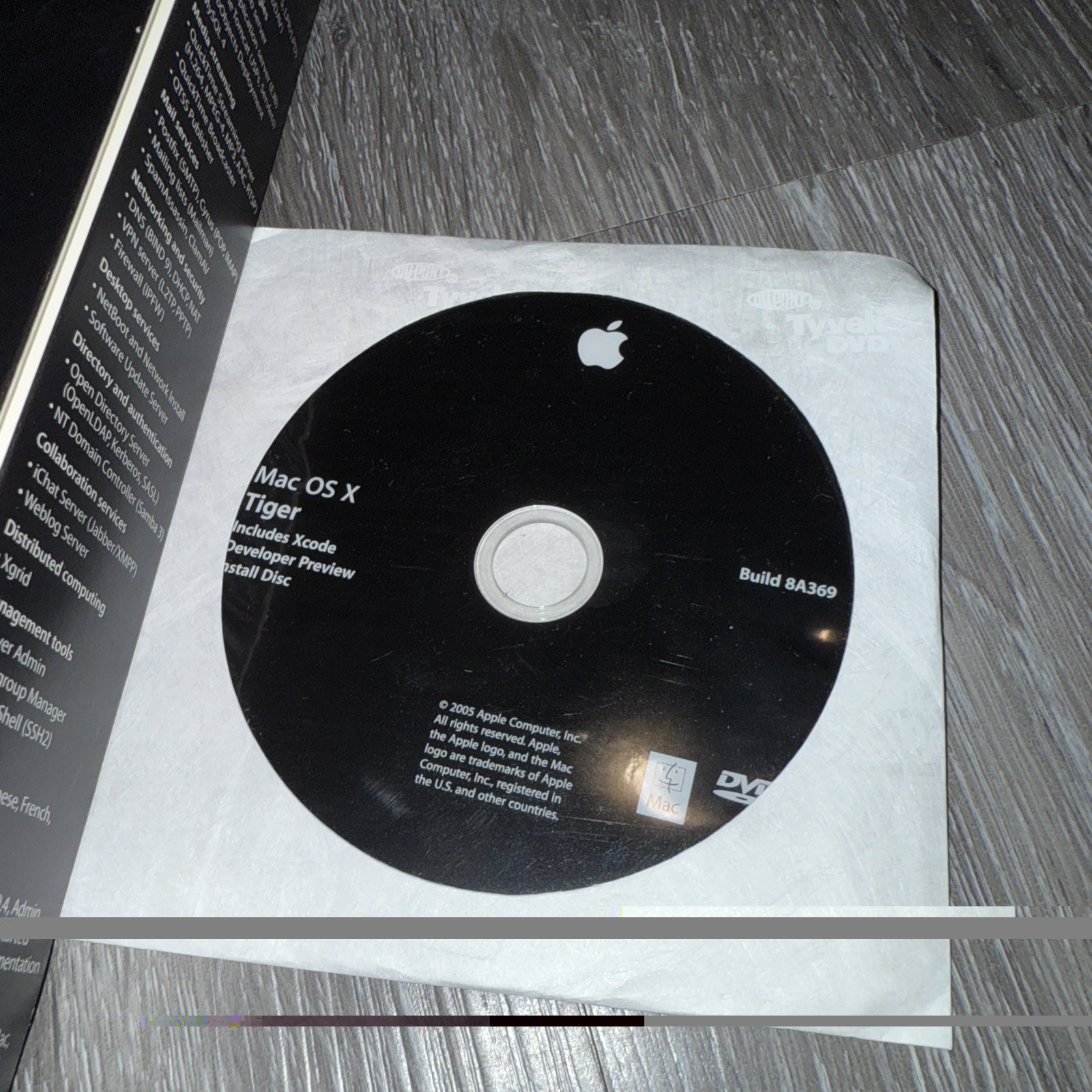 Apple Mac OS X Server 10.4 Tiger 10-Client w/2 LICENSES (M9769Z/A)