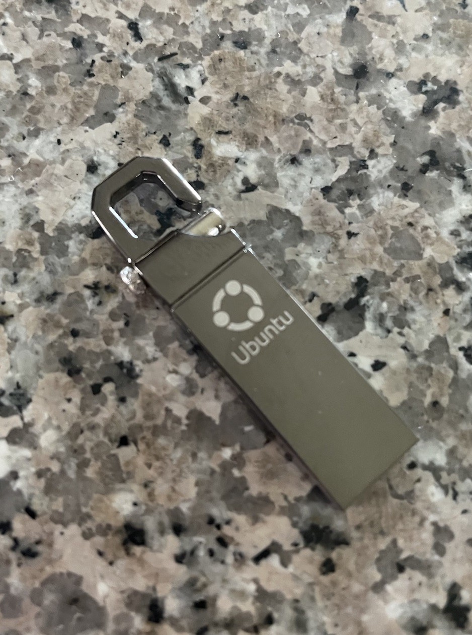 Engraved Linux Boot USB – Ubuntu Desktop, Server, Kubuntu, Xubuntu, Studio, MATE