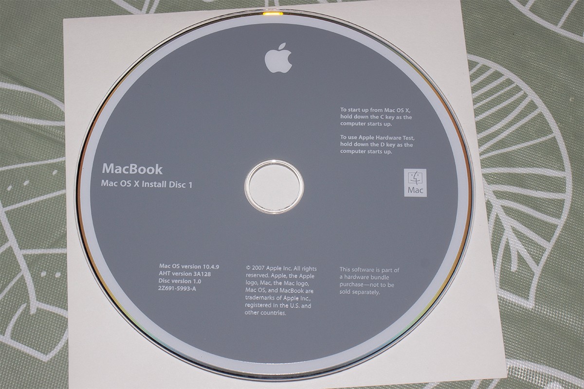 Apple MacBook Mac OS X Install Discs (version 10.4.9) 2007 and ILife 08