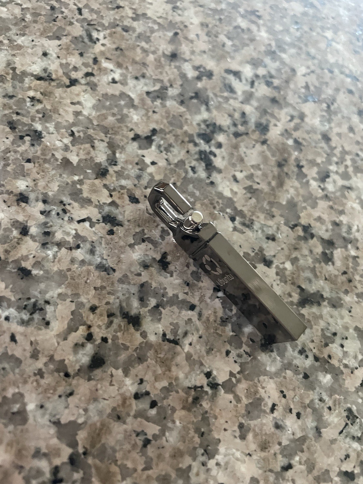 Engraved Linux Boot USB – Ubuntu Desktop, Server, Kubuntu, Xubuntu, Studio, MATE