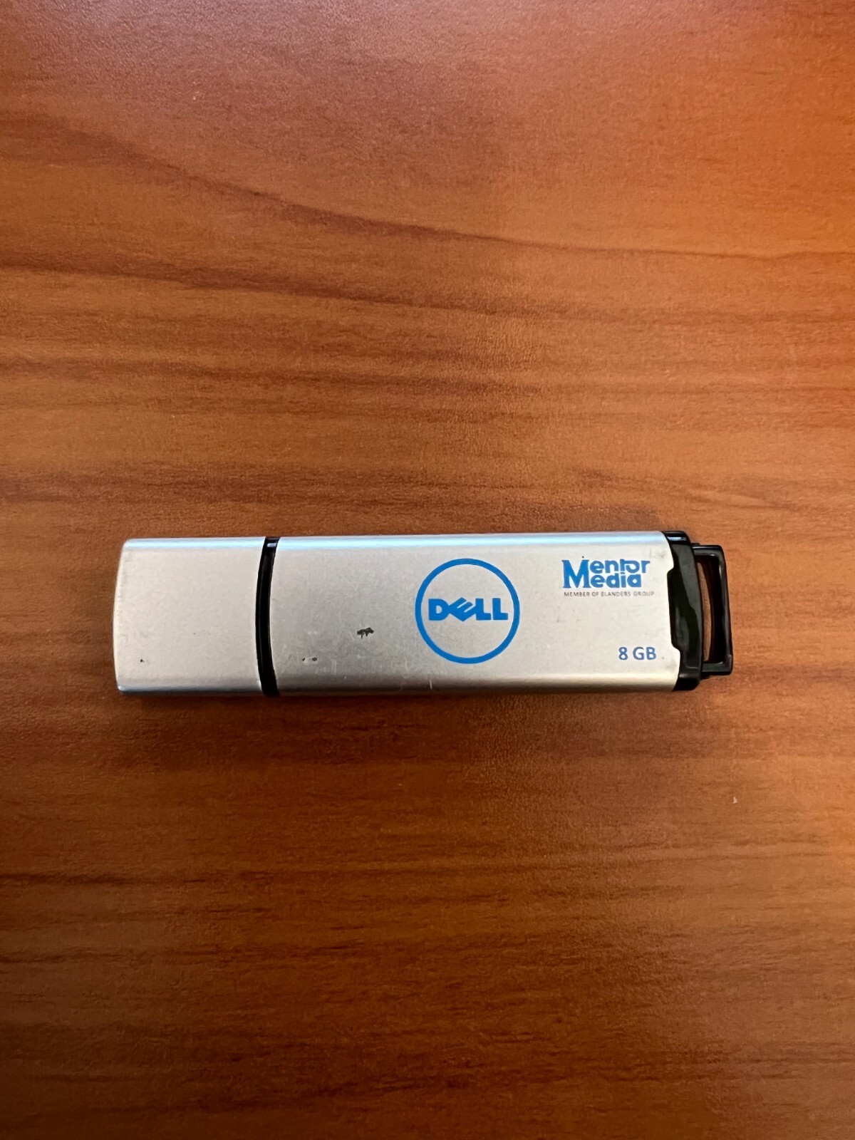 Dell Mentor Media Windows 10 Recovery Media USB Part VJ3VF_A00 – Silver 8GB