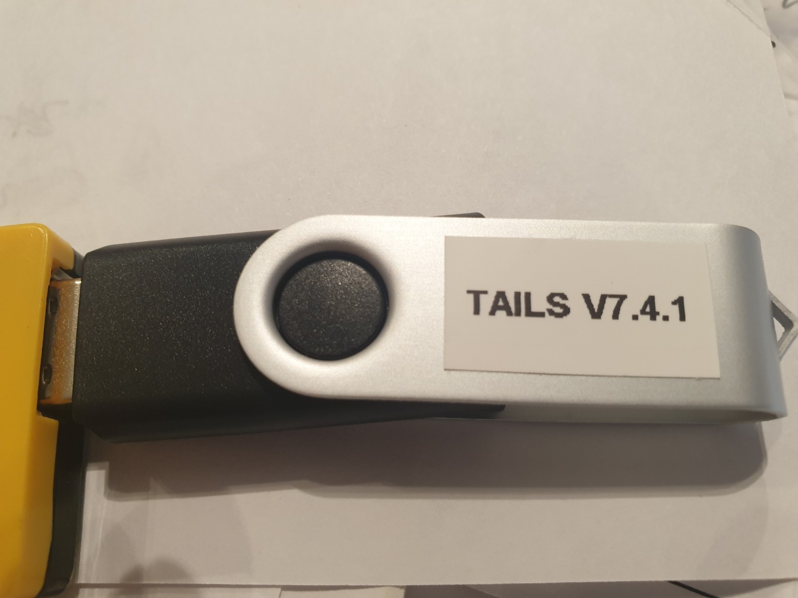 Linux Tails 7.4.1, 64-bit, Bootable Live USB Flash Drive – Leave No Trace
