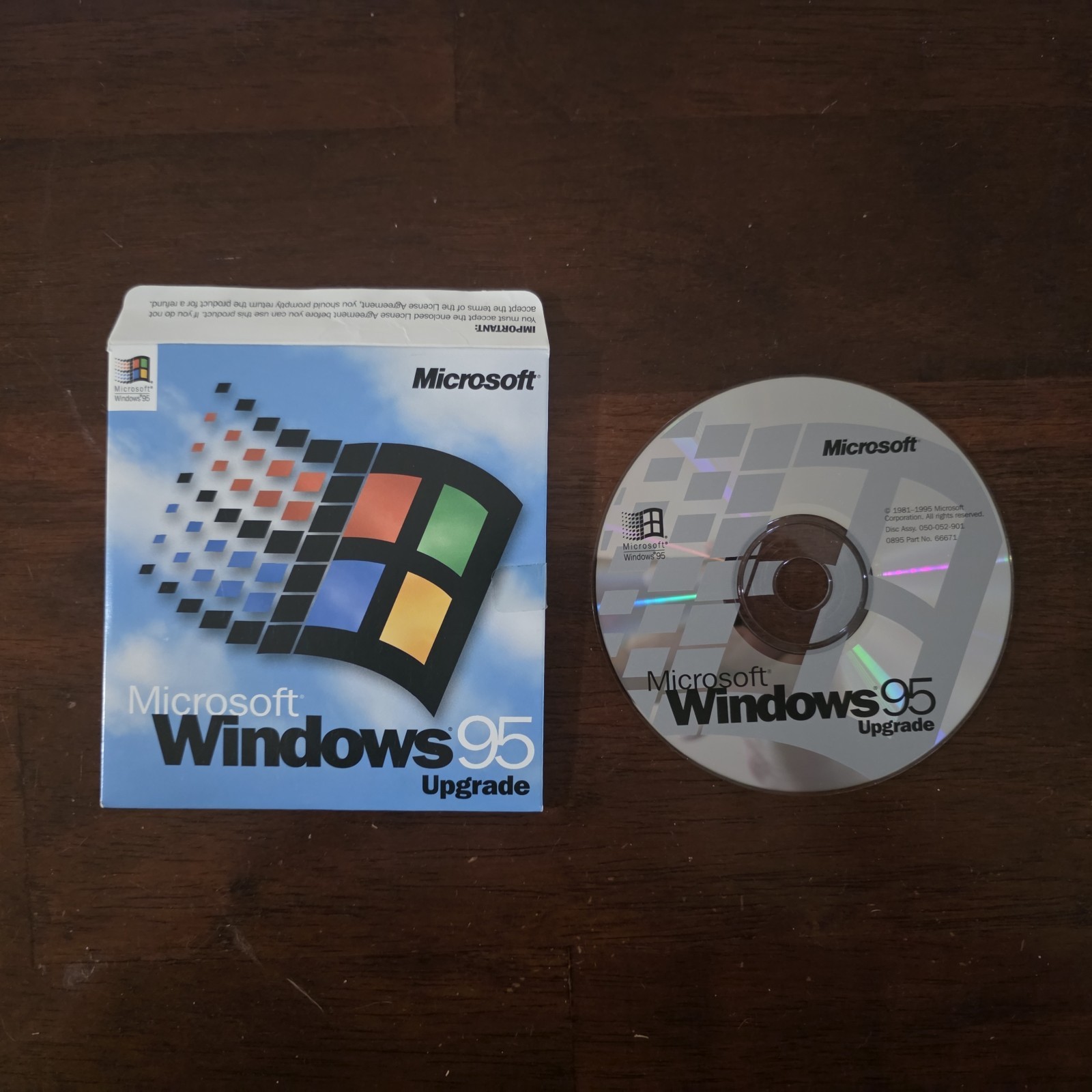 Microsoft Windows 95 Upgrade CD-ROM w/IE 4.0, Keys, Reg. Card In Box
