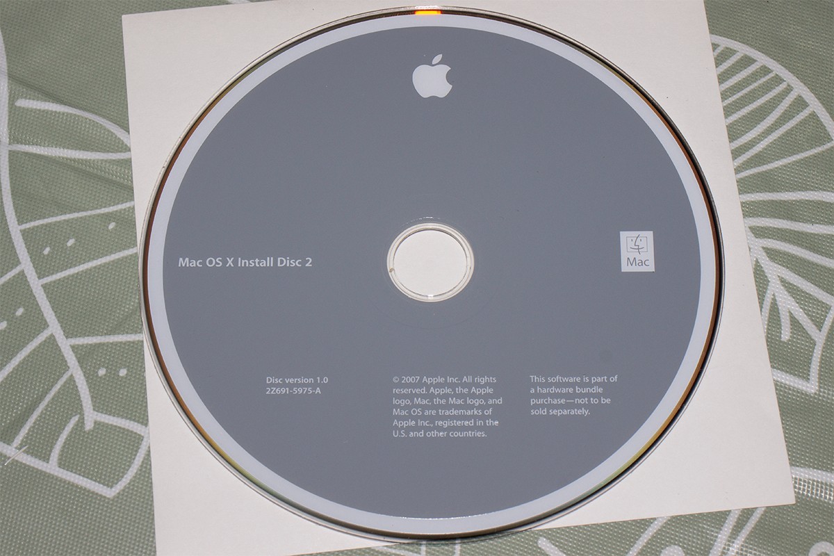 Apple MacBook Mac OS X Install Discs (version 10.4.9) 2007 and ILife 08