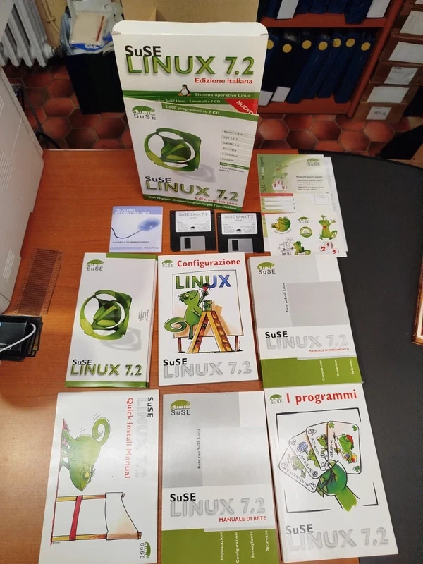SUSE Linux 7.2 Italian Edition 2000 Programs on 7 CDs and 5 Manuals #