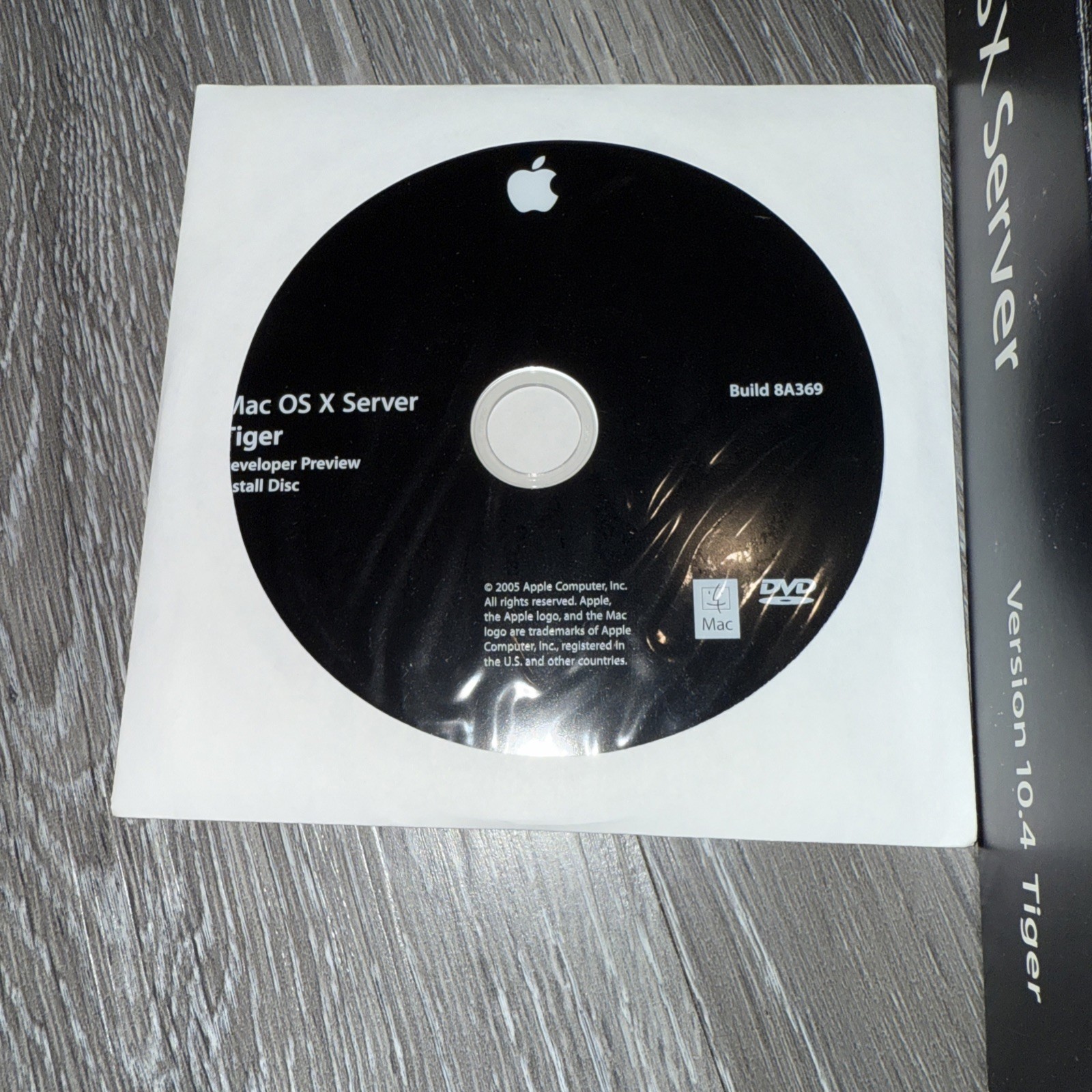 Apple Mac OS X Server 10.4 Tiger 10-Client w/2 LICENSES (M9769Z/A)