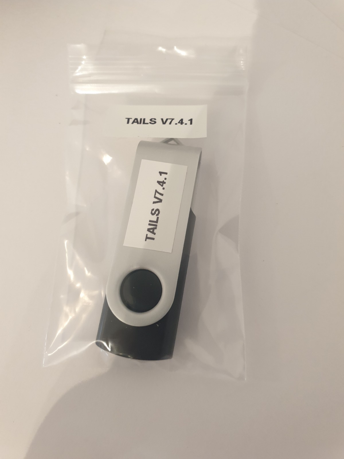 Linux Tails 7.4.1, 64-bit, Bootable Live USB Flash Drive – Leave No Trace