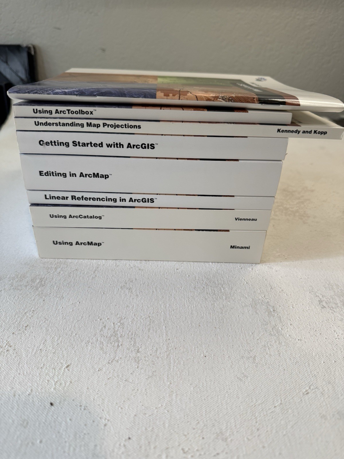 ARC GIS by ESRI instruction manuals and media kits 2003. 8.0 8.3