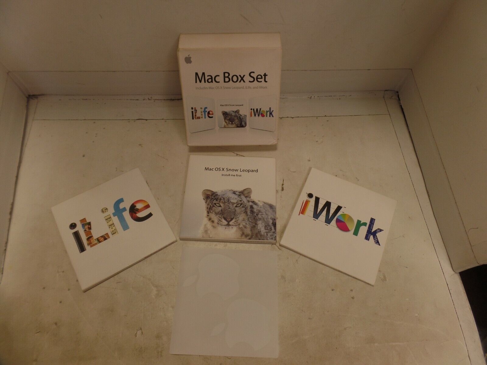 Apple Mac Box Set Includes Mac OS X Snow Leopard iLife 09 iWork 09 MC209Z/A 