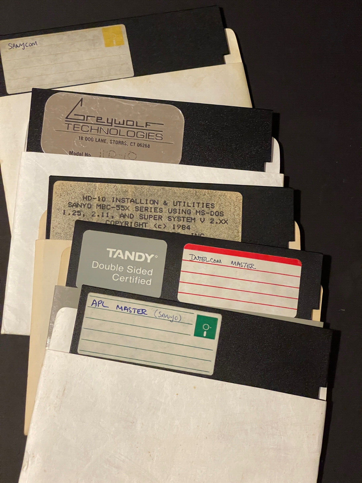CLASSIC VINTAGE „DISK BANK” C64 SOFTWARE TITLES & 5.25″ DISKETTES 20 W/DATA RARE
