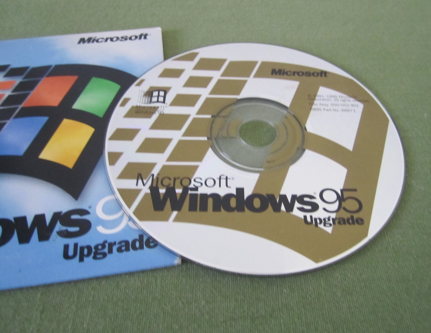 Vintage MICROSOFT WINDOWS 95 UPGRADE CD-ROM PC w/ Product Key