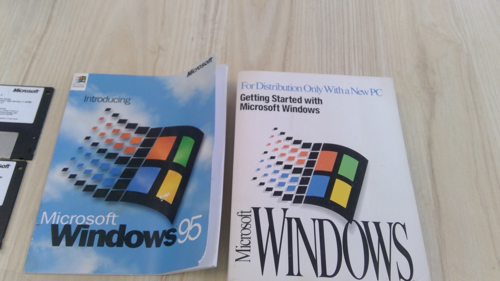 2 Microsoft Windows Books with 6 Installation Floppies
