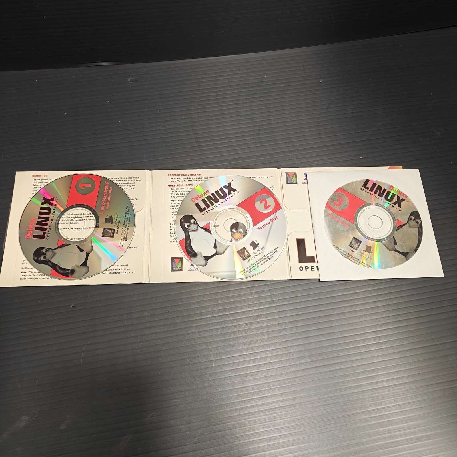 Vintage Mandrake Linux 6.0 Deluxe Operating System 3 CD Set Macmillan 1999