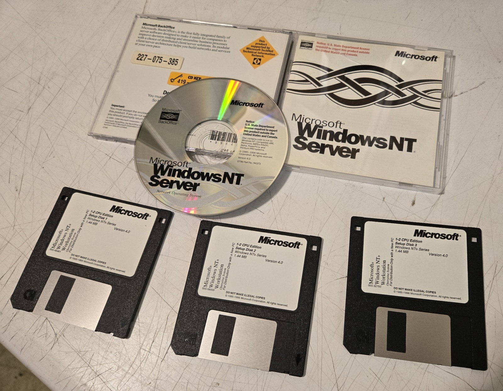 Microsoft Windows NT Server 4.0 – Complete installation package CD & disks