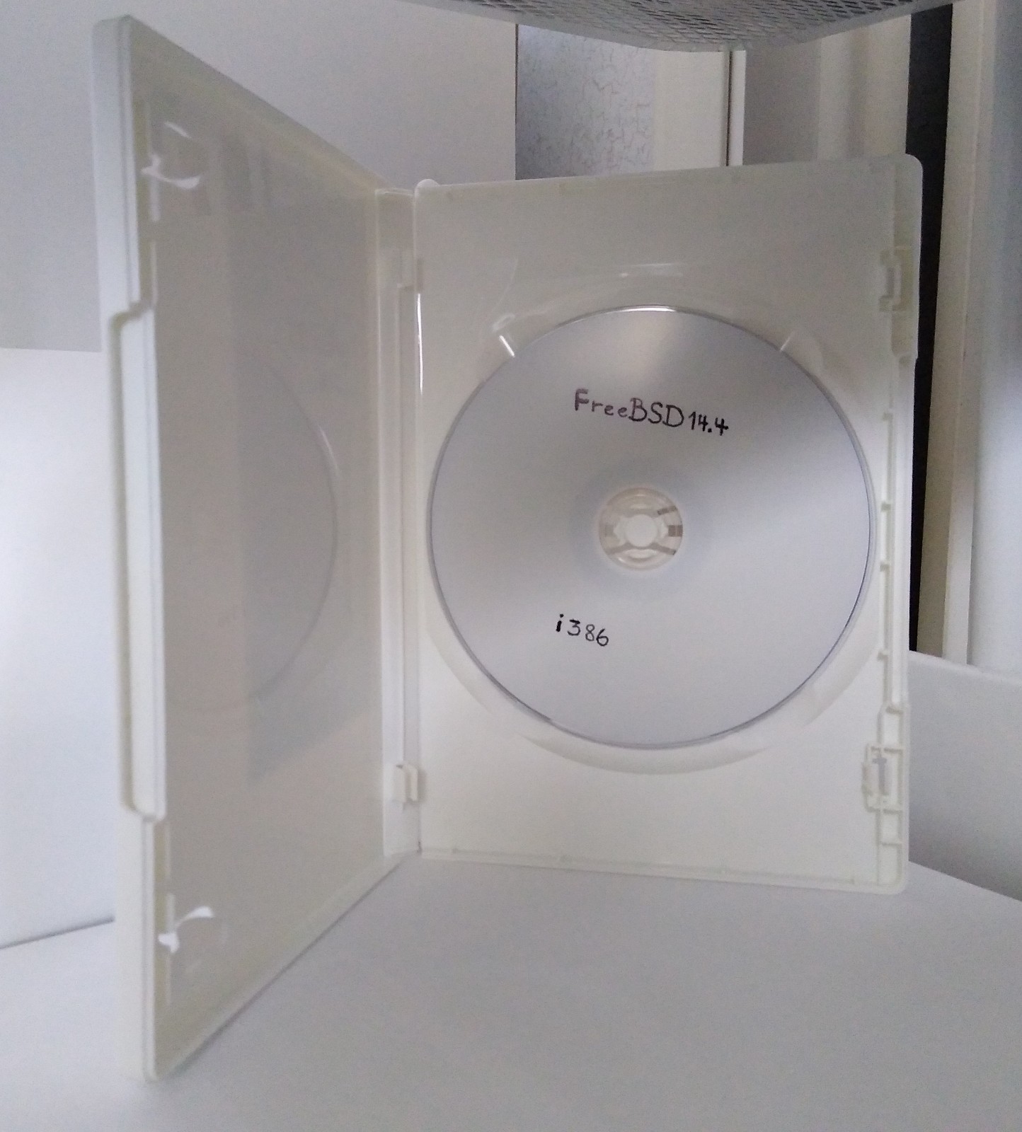FreeBSD 14 install DVD for i386 32 bit x86 Core Duo Pentium M 4 C3 C7 Sempron