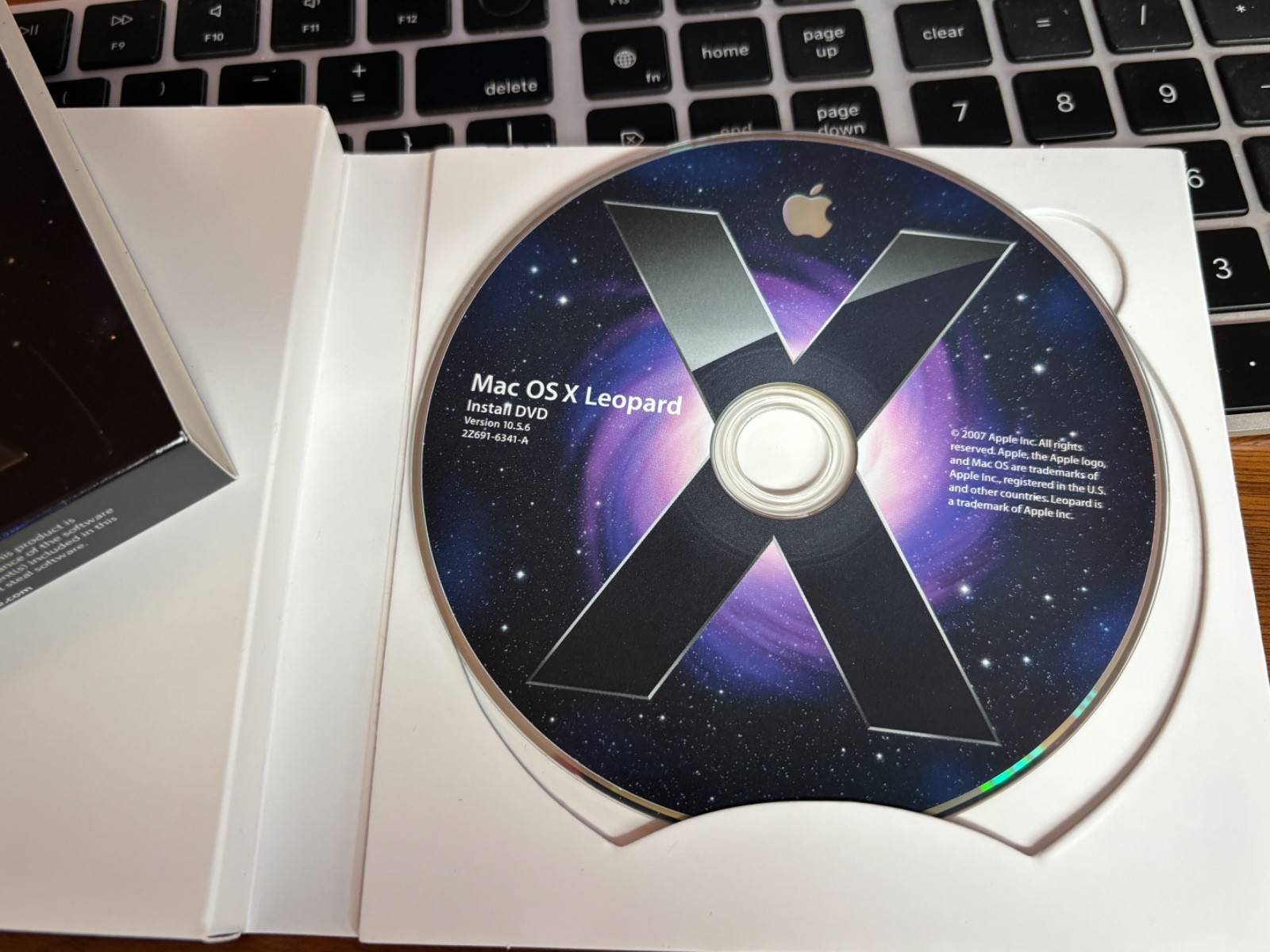 Apple Mac OS X 10.5.6 Leopard Retail DVD