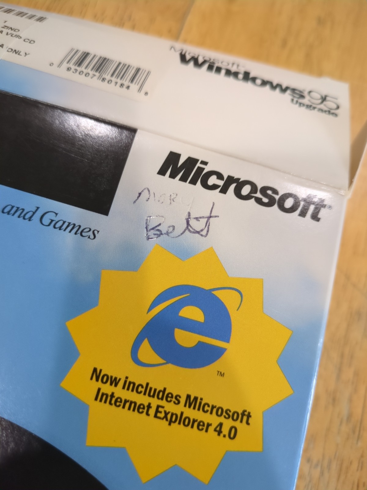Microsoft Windows 95 Upgrade CD-ROM w/IE 4.0, Keys, Reg. Card In Box