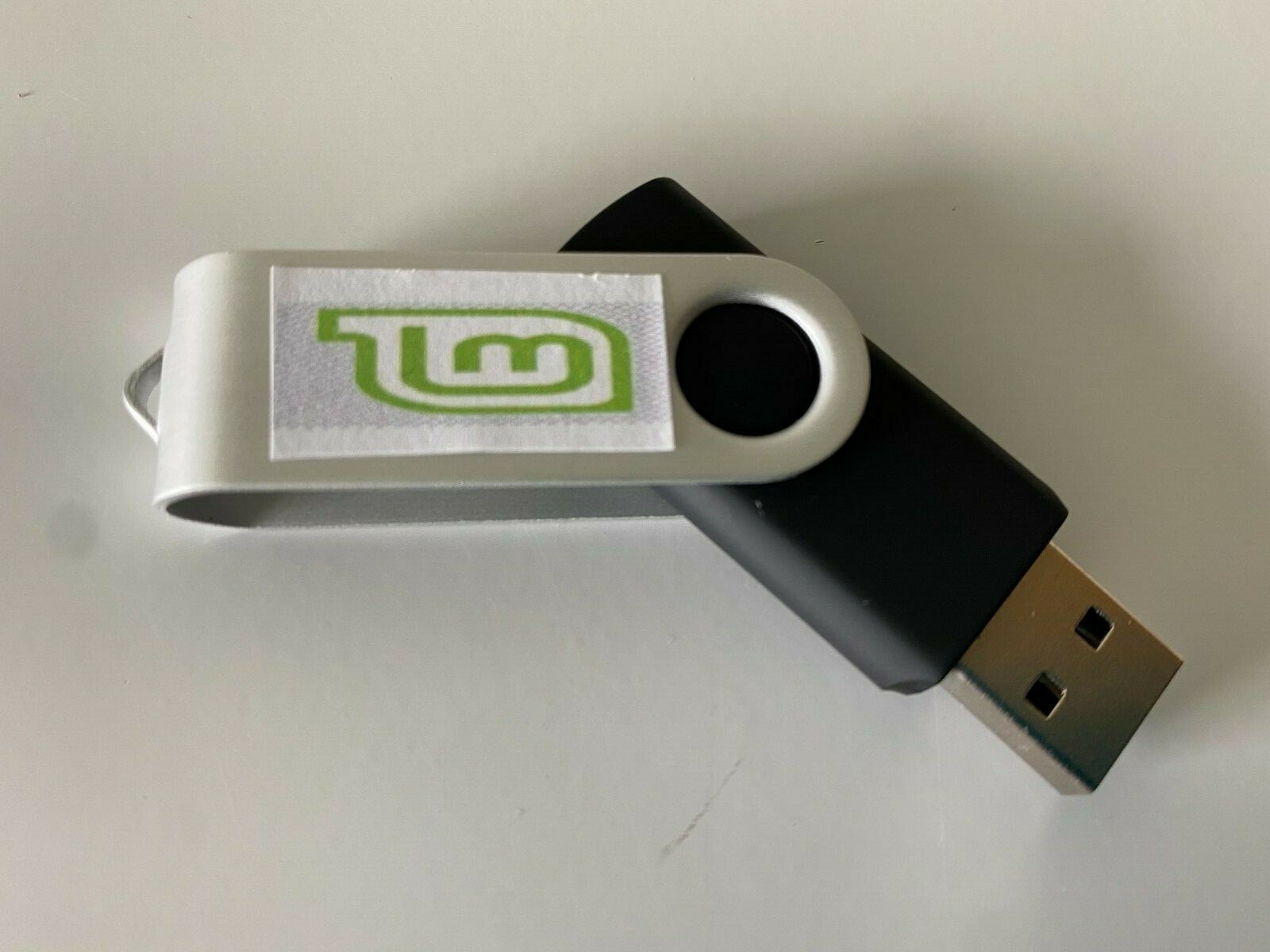 Linux Mint 20 „Ulyana” – Cinnamon (64-bit) Bootable USB Thumb Flash Drive