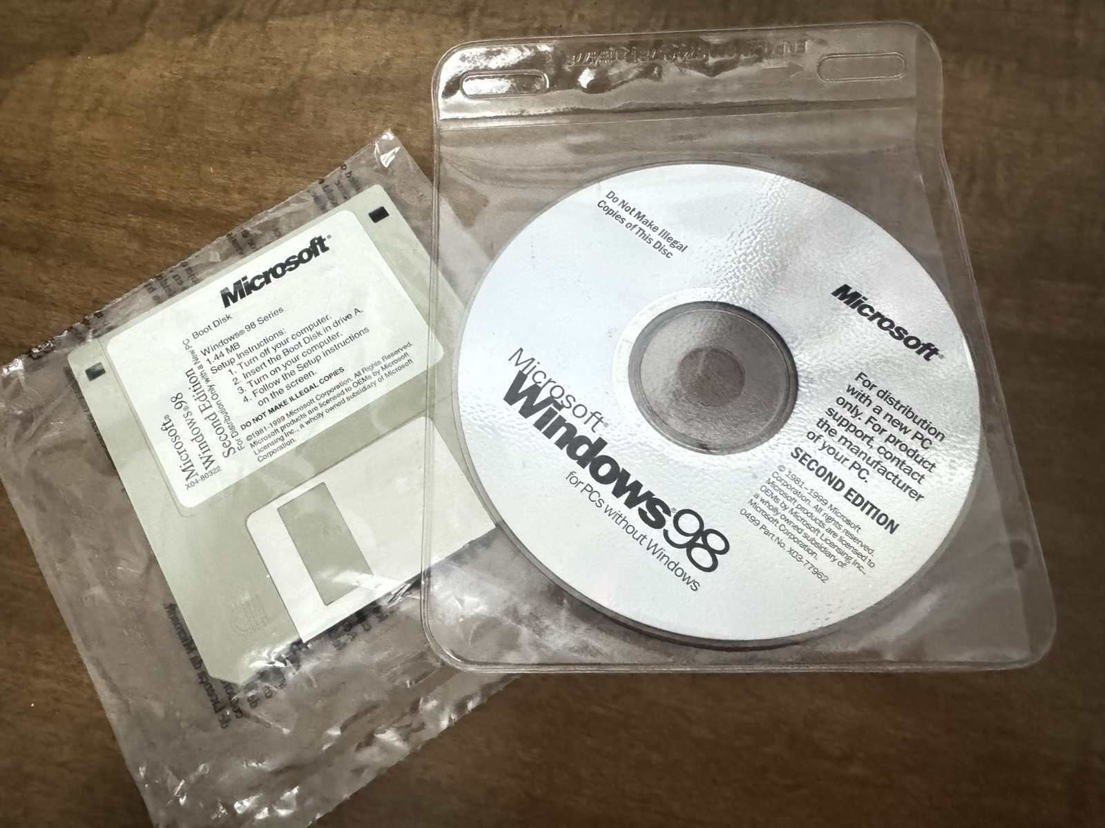 Microsoft Windows 98 Second Edition Retail OS English CD + 3.5″ Floppy