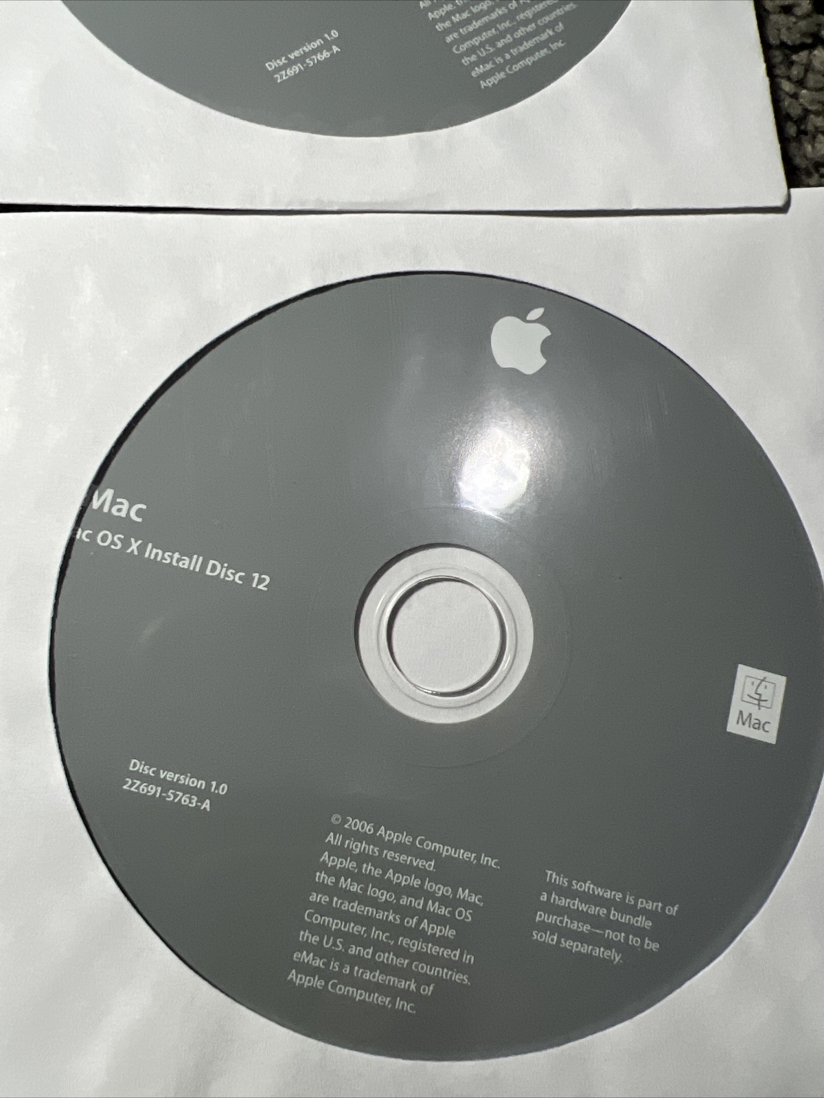 eMac Mac os x install disc 12-20 Disc Version 1.0 2006 Apple Computer Software
