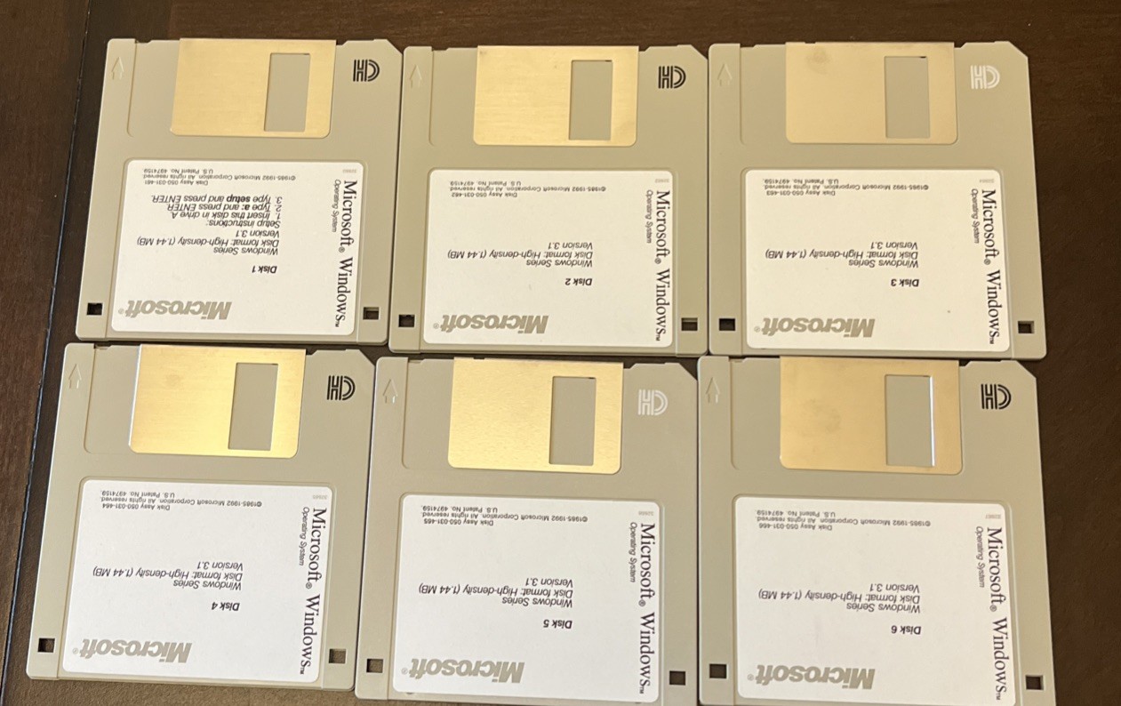 Microsoft Windows 3.1 On 6 3.5″ Floppy Disks With User’s Guide Manual