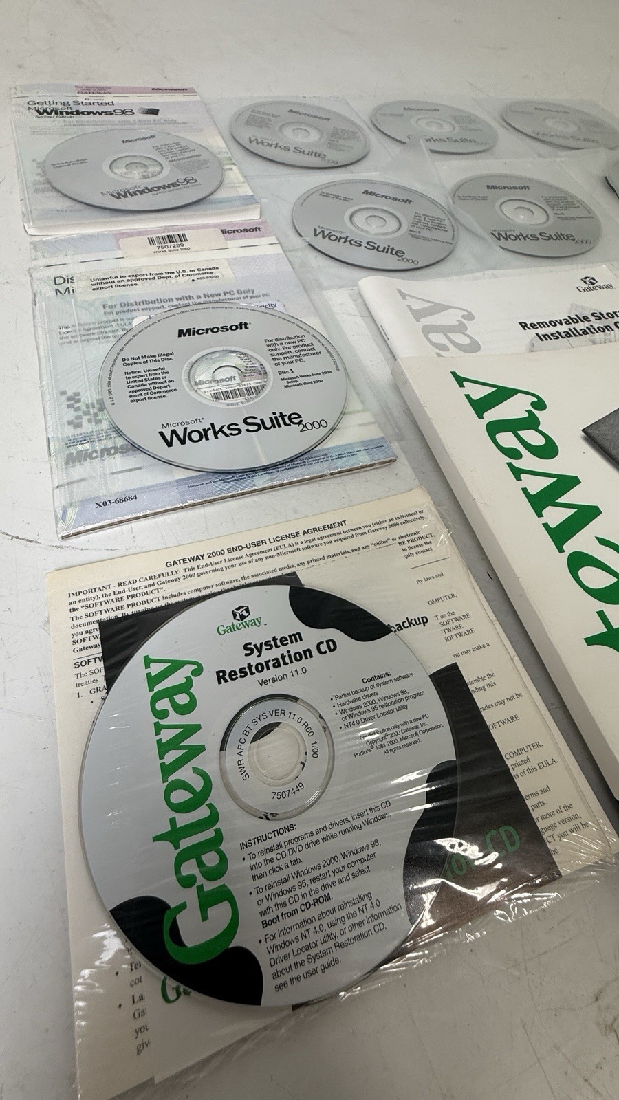 Gateway PC Microsoft Windows 98 SE & Software Works Suite 2000 Restore CD Manual