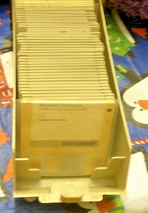 VINTAGE TOTAL OF 35 WITH CASE MICROSOFT OFFICE MS -DOS DISKS (1 PAINTBRUSH DISK)