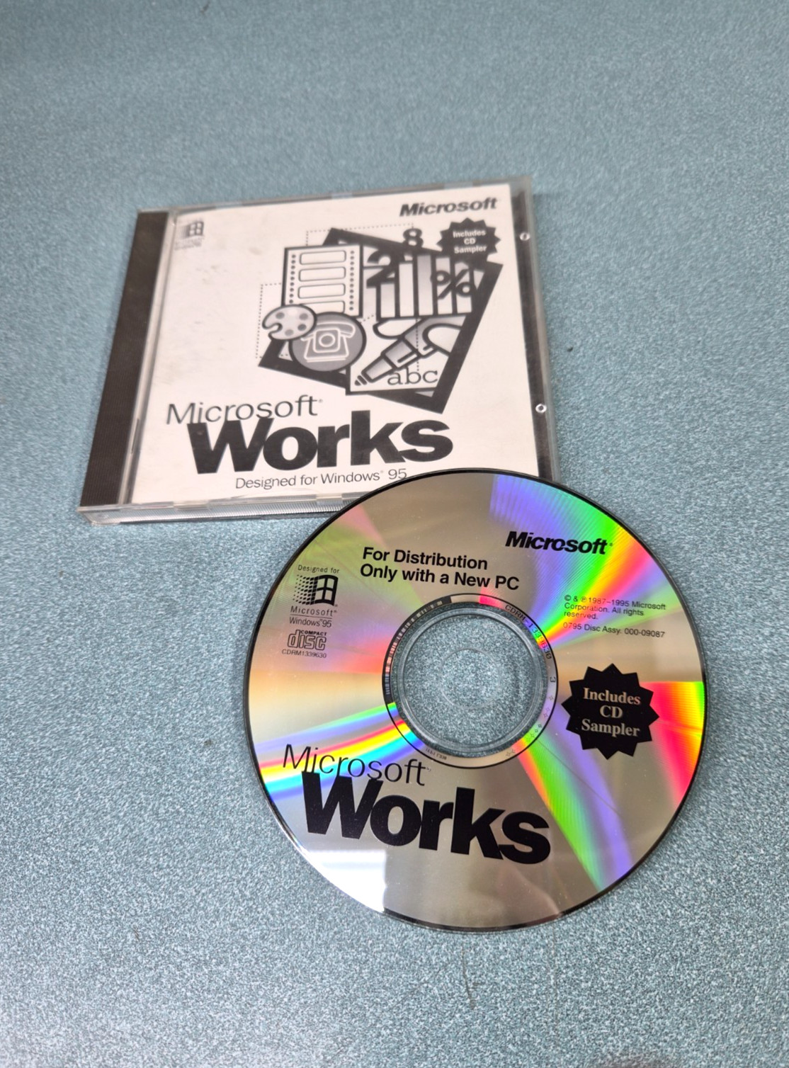 Sealed Windows 95 OEM CD Office 2000 Works Exploring Windows 95 Money Lot