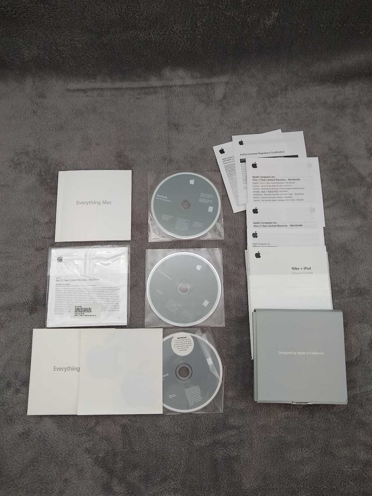 Mac OS X & Application Install Disc 1 & 2 OS 10.4.8 MacBook 2006 Booklet Apple