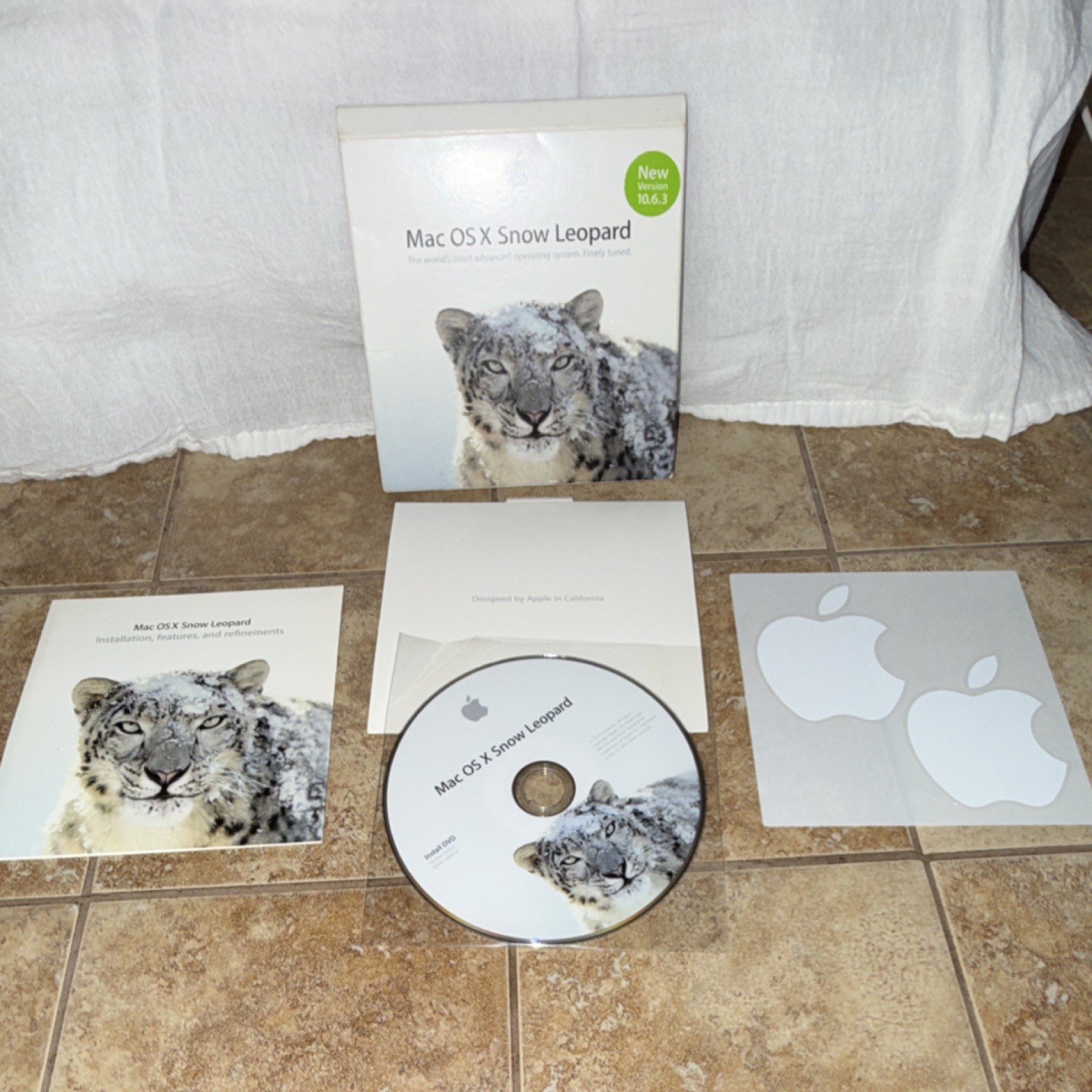 Apple Mac OS X Snow Leopard 10.6.3 Retail Box Set- Complete w/ Stickers MC573Z/A