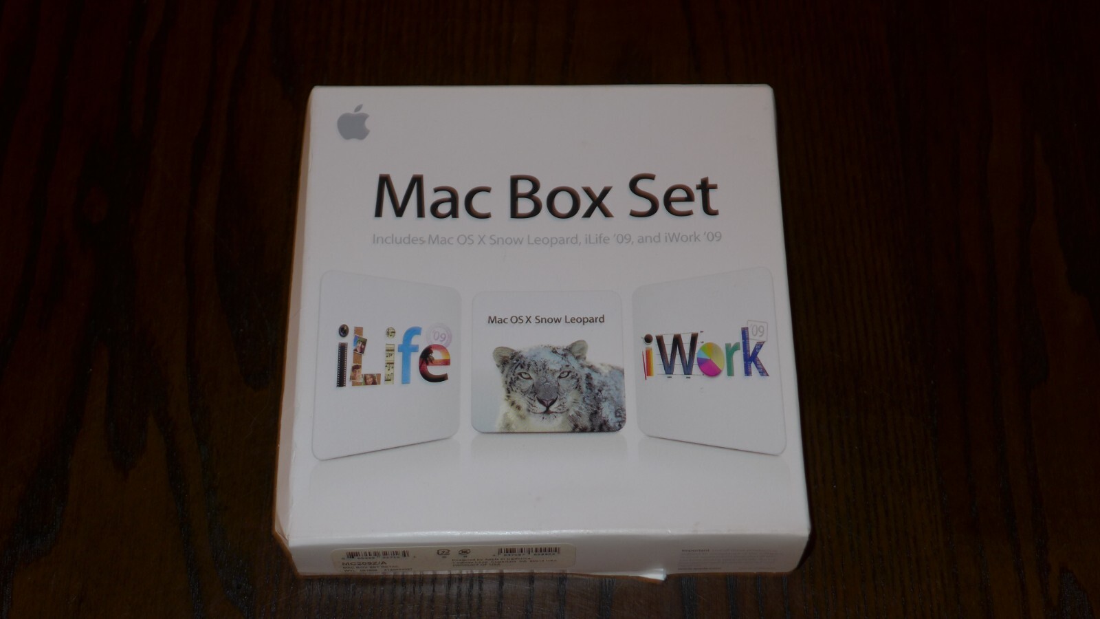 Apple Mac Box Set Includes Mac OS X Snow Leopard iLife 09 iWork 09 MC209Z/A 