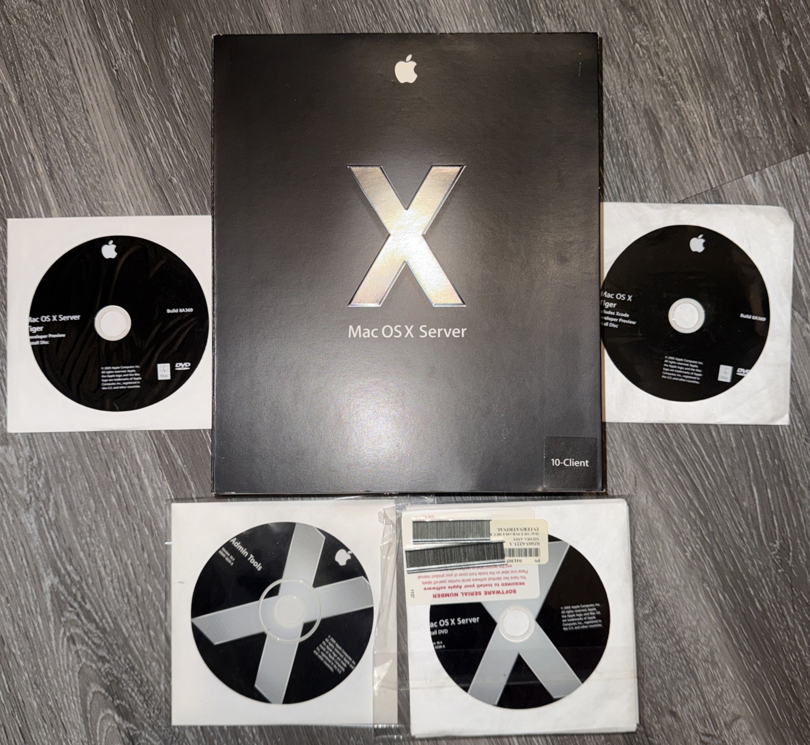 Apple Mac OS X Server 10.4 Tiger 10-Client w/2 LICENSES (M9769Z/A)